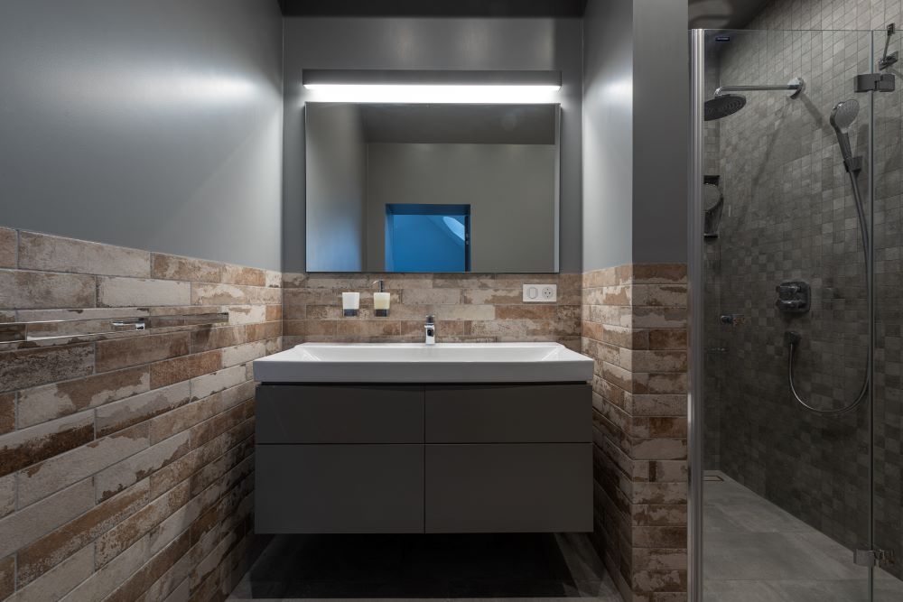 A bathroom uses COB LED strips in its lighting design.