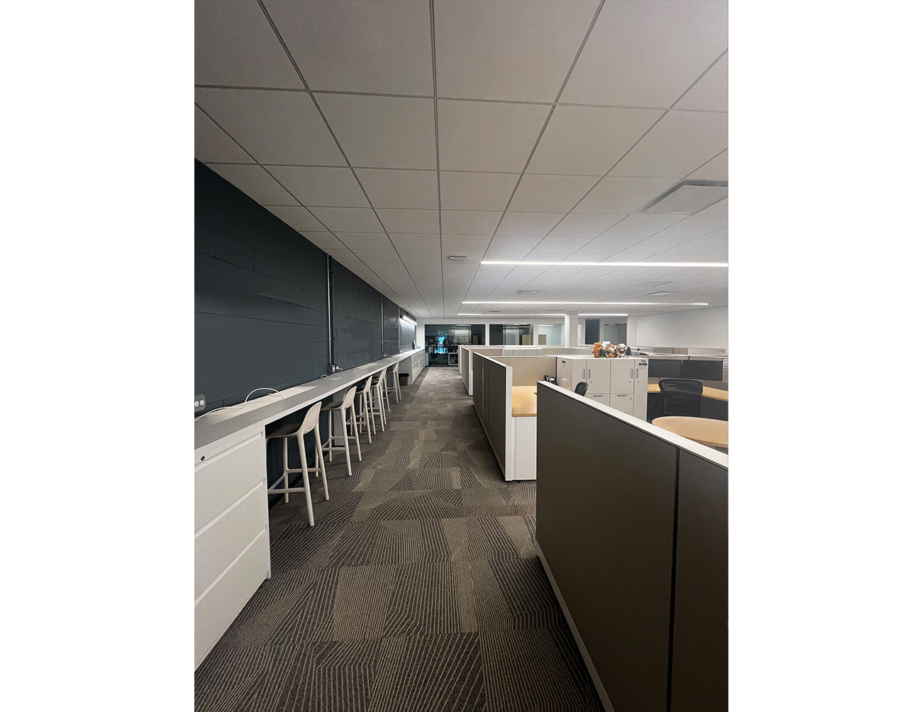 L8070 LED linear light with No Glare Lens recessed into office ceiling for glare-free lighting