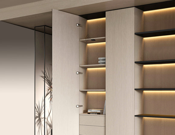 The Undercabinet Light – LED RF Wireless – Door Sensor Control automatically turns on when the cabinet door is opened. Its dual-sensor technology ensures reliable lighting for any single-door furniture, offering hands-free convenience.