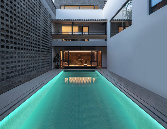 RGB swimming pool light built with durable, chlorine-resistant materials for long-term underwater operation.