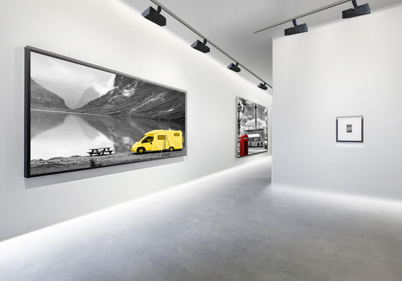 LED Wall Washer track lights in black light up walls with a wall washing effect in a exhibition space.